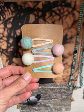 NWOT Girls Pom Pom hair clip set of 4 multi color pastel